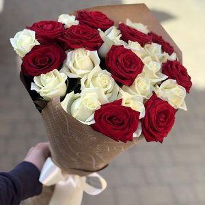 21 красная и белая роза в Покровске фото