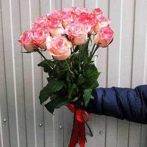 15 бело-розовых роз в Покровске фото