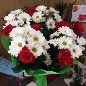 букет красные розы и хризантемы в Покровске фото