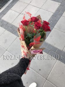 букет из 5 красных роз в Покровске фото
