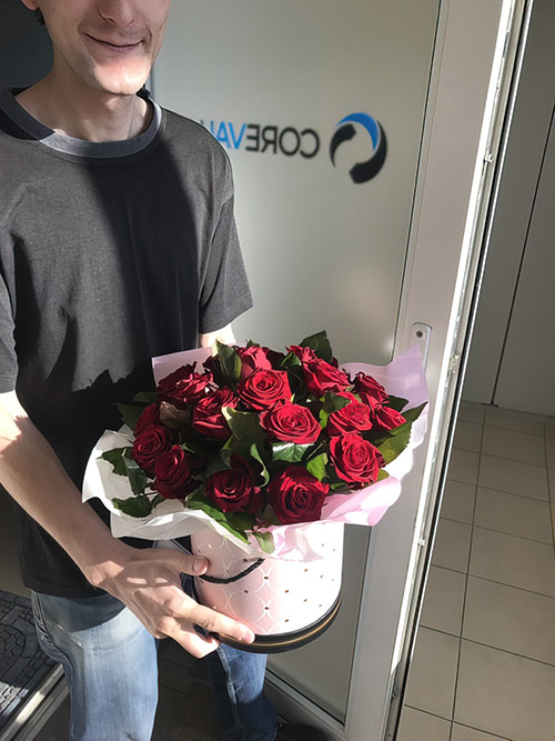 красные розы в коробке в Покровске фото