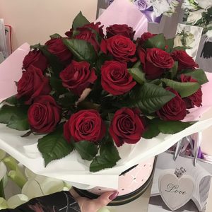 21 красная роза в коробке в Покровске фото