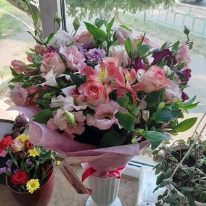 Микс букет из роз, альстромерий и эустом в Покровске фото