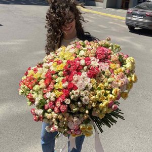 Огромный букет из 201 кустовой розы в Покровске фото