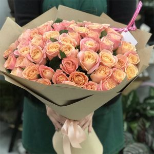 Большой букет из 51 розы кораллового цвета сорта Мисс Пигги в Покровске фото