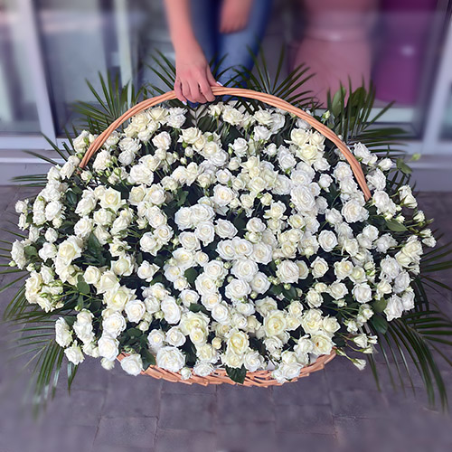 Фото товара 200 кустовых роз в корзине в Покровске