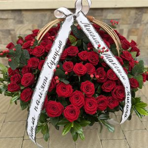 большая корзина красных роз на похороны в Покровске фото