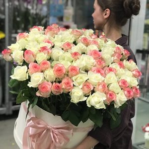 шляпная коробка 101 белая и розовая роза в Покровске фото