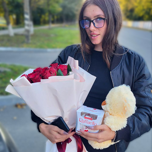 цветы и коробка конфет Рафаэлло в Покровске фото